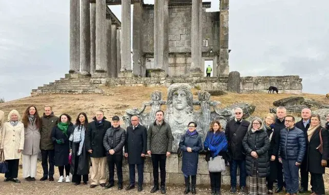 AB büyükelçileri, Çavdarhisar Aizanoi Antik Kenti'ni gezdi