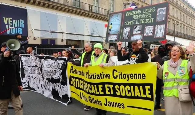 Fransa'da sarı yeleklilerden 6. yıl yürüyüşü: "Macron istifa" sloganları atıldı