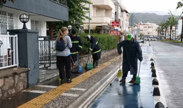 Marmaris'te belediye ekiplerinin yağmur mesaisi sürüyor