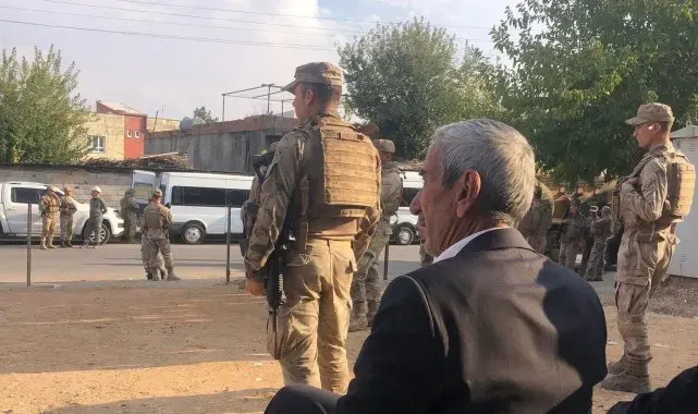 Diyarbakır'da Dicle Elektrik'in, "direk" dikme izni vermeyen vatandaşları elektriksiz bıraktığı iddiası