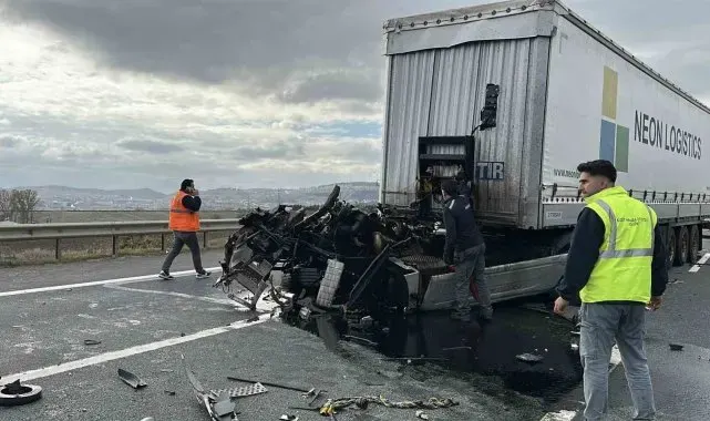 Kuzey Marmara Otoyolu'nda ilginç kaza: Park halindeki tıra çarpan tırın çekicisi yerinden koptu
