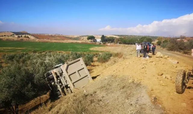 Manisa'da toprak yüklü kamyon zeytin bahçesine devrildi: 1 yaralı