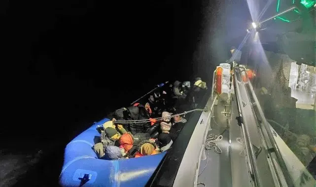 Balıkesir açıklarında 22'si çocuk 60 düzensiz göçmen yakalandı