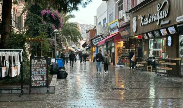İzmir'de sağanak etkili oldu: Kemeraltı'nı su bastı, araçlar mahsur kaldı
