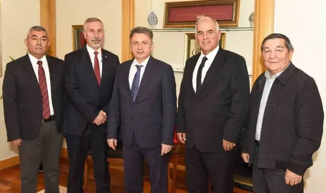 ESVAK'tan Eskişehir Anadolu Üniversitesi Rektörü Prof. Dr. Kemal Şenocak'a plaket