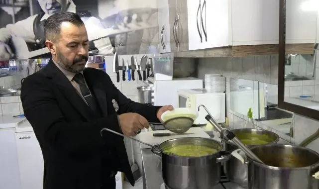 Bu çorbacı elinin lezzeti kadar kravatlarıyla da dikkat çekiyor