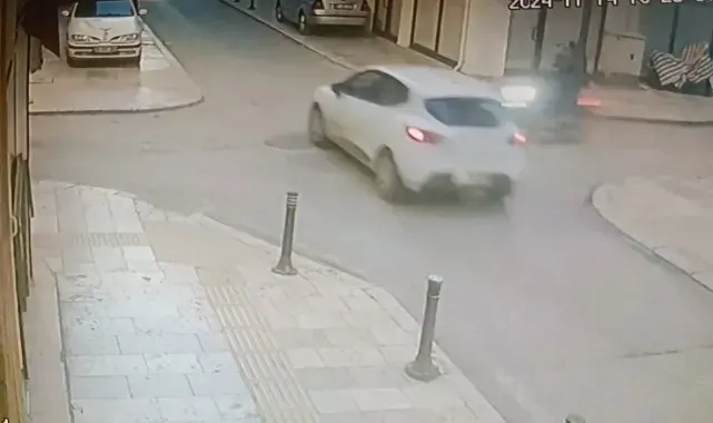 Otomobil ile motosikletin çarpışma anı kamerada: 1 yaralı