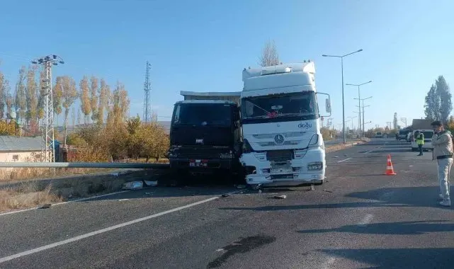 Tuzluca çevre yolunda trafik kazası: İki araç çarpıştı, sürücüler hafif yaralandı