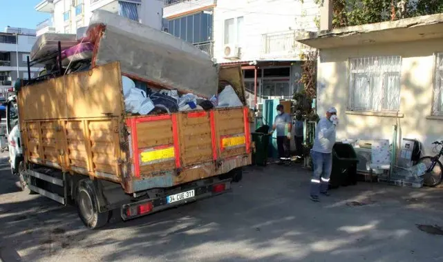 Antalya'da bir evden 3 kamyon dolusu çöp çıktı