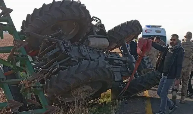 Devrilen traktör altında kalan sürücü hayatını kaybetti
