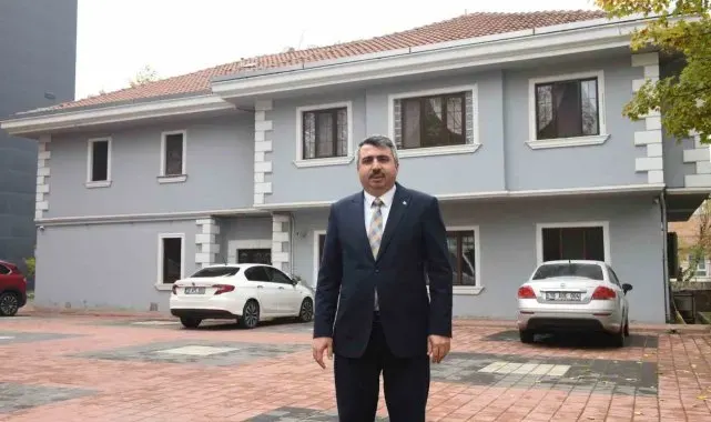 Başkanlık konutunu yıkıp çocuklar için spor tesisi yapıyor