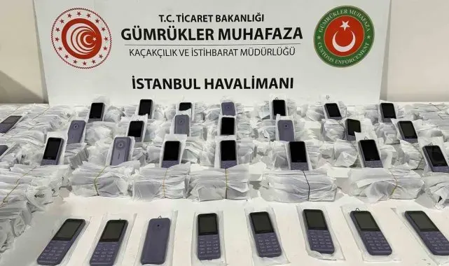 Cep telefonlarını 'kablo' diye yurda sokarken yakalandılar