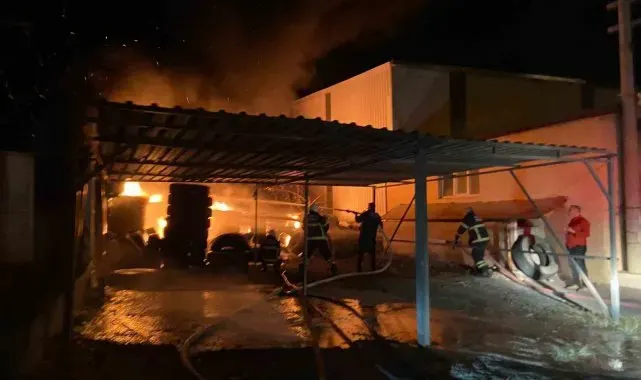 Hatay'da lastikçide yangın: Alevler geceyi aydınlattı