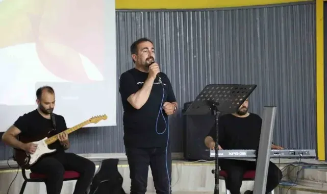 Ağrı'da müzik öğretmeni Nizamettin Ardin'den meslektaşlarına Öğretmenler Günü konseri