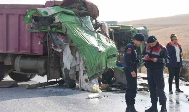 Karşı şeride geçen kamyon başka bir kamyonla çarpıştı: 2 ölü