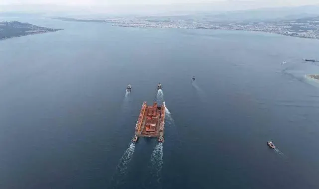 Dev Yüzer Havuz 'Dourado' Çanakkale Boğazı'ndan geçiyor