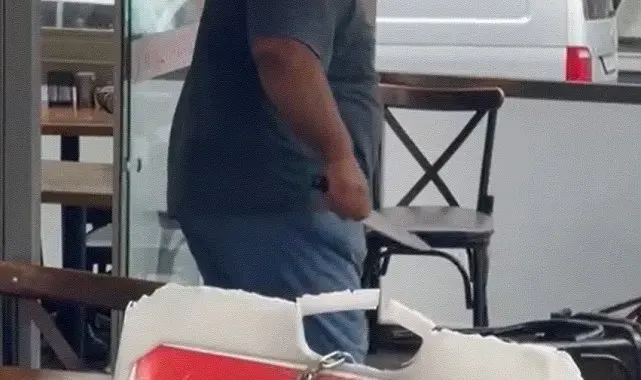 Akli dengesi yerinde olmayan adam annesini darp etti, polise bıçak çekti