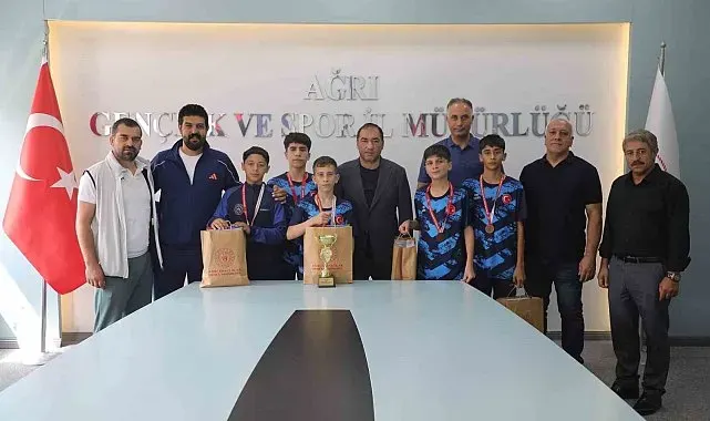 İl Müdürü Ahmet Çelebi'den Türkiye Üçüncüsü Badminton takımına tebrik