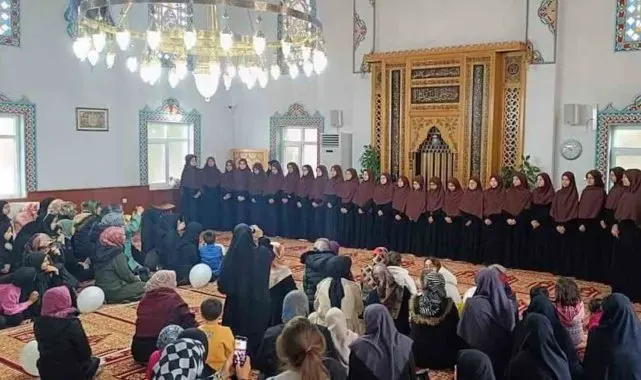 Eğitimlerini tamamlayan 27 kız öğrenci hafız oldu
