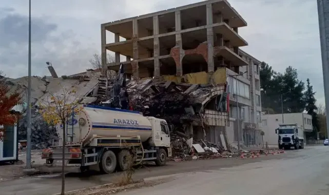 Gölbaşı'nda ağır hasarlı binaların yıkımı sürüyor