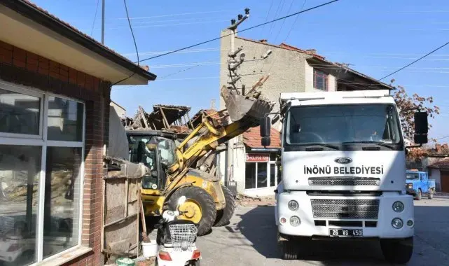 İnönü'de tehlike saçan metruk bina yıkıldı