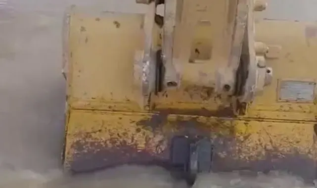 Su borusu patladı, caddeler göle döndü