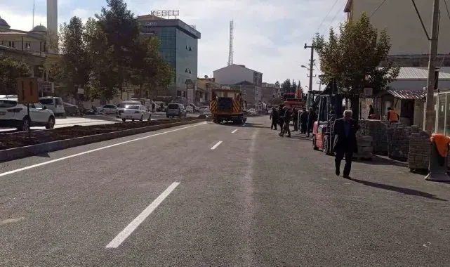 Yapımı tamamlanan karayolunun çizgileri çekiliyor