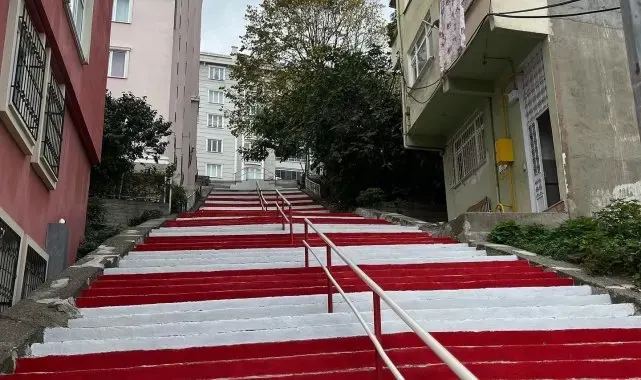 Sporcuların yarışmalara hazırlandığı merdiven kırmızı-beyaza boyandı