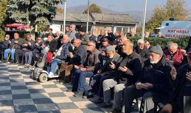 Eller semaya depremde hayatını kaybedenler için kalktı