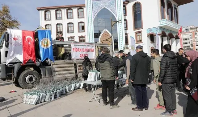 Kütahya'da vatandaşlara 2 bin 500 fidan dağıtıldı