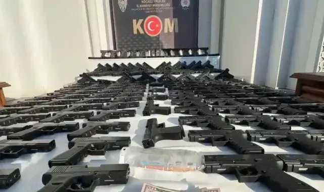 Kocaeli'de iki otomobilde ve tankerde 248 ruhsatsız tabanca ele geçirildi