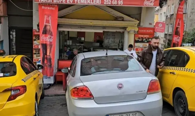 Beyoğlu'nda taksiye alınmayan alkollü şahıs, aracın tekerleklerini bıçakladı: O anlar kamerada