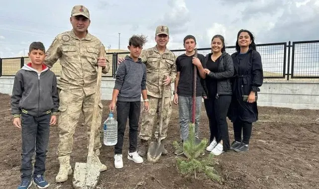 Jandarma ekipleri yüzlerce fidanı toprakla buluşturdu