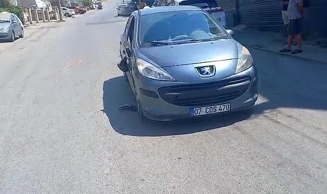 Manavgat'ta yolun karşı tarafına geçmeye çalışan yayaya otomobil çarptı