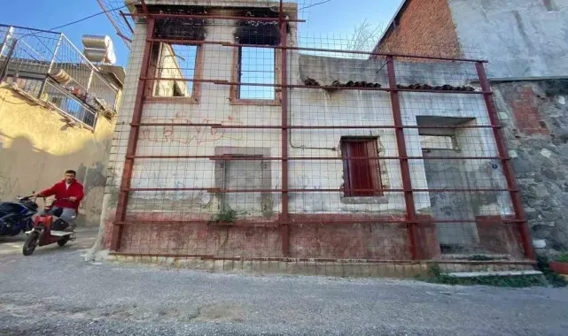 İzmir'de yıkılmaya yüz tutmuş tarihi yapılara 'demir korkuluklu' önlem