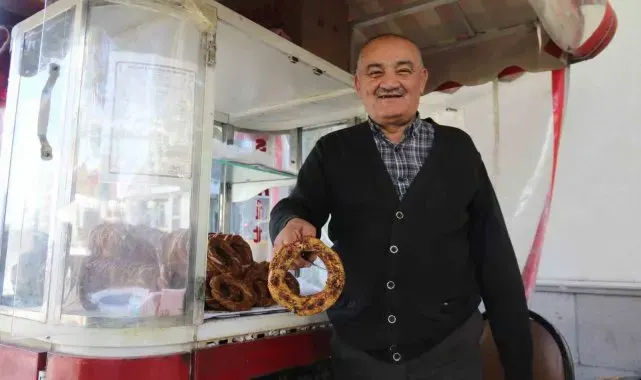 Tek koluna rağmen hayata dört elle sarılan simitçinin azmi takdir topluyor