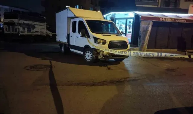 Sancaktepe'de iş yerini kurşunladılar, otomobil ile kaçarken sokaktaki araçlara çarptılar
