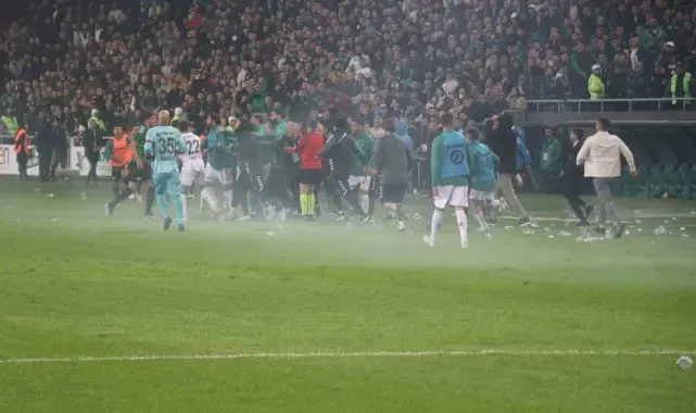Sakaryaspor-Kocaelispor maçında ortalık karıştı, maç 15 dakika uzadı