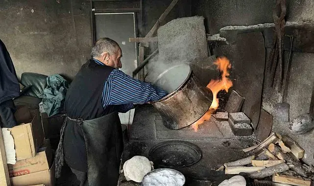 70 yıldır aynı ocağın başında kalay yaparak mesleği yaşatmaya çalışıyor