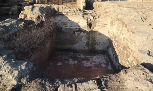 Tarihi kazılarda suyun depolandığı havuz bulundu