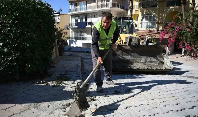 Kuşadası'nda yol yapım ve bakım çalışmaları sürüyor