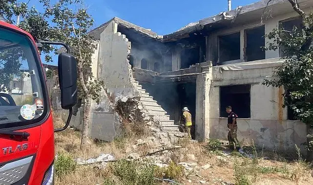 Antakya'da metruk bina yangını kontrol altına alındı