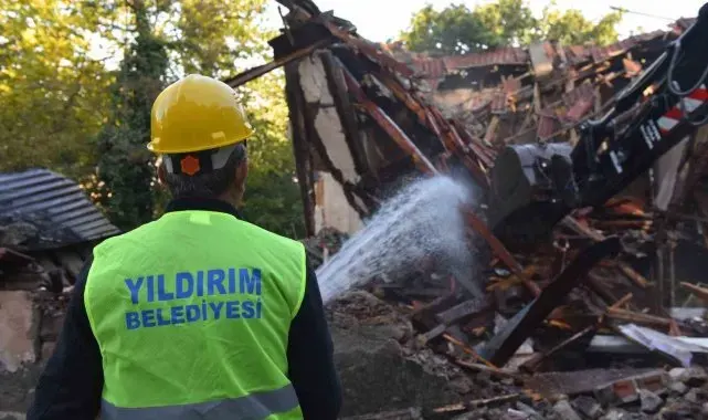 Yıldırım'da metruk durumdaki yapılar yıkılıyor