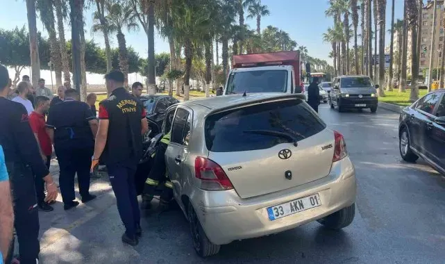 Otomobil refüje çarptı, sürücü yaralandı
