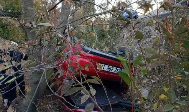 Isparta'da şarampole yuvarlanıp takla atan araçtan yaralanmadan çıktılar