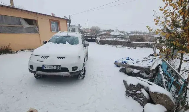 Köylüler güne kar yağışıyla uyandı