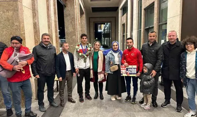 Dünya 3.'sü boksör Alperen Yılmaz, Rize'de tulumla karşılandı