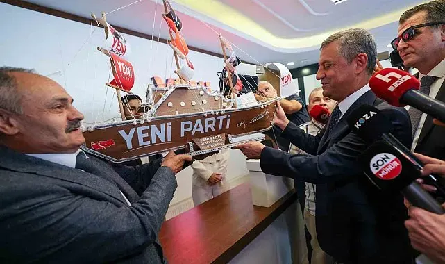 Özgür Özel, YENİ Parti Genel Merkezi'nde fidan dikti