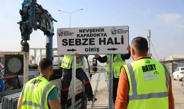 Depremin ardından oluşan adres belirsizliği yenilenen tabelalarla ortadan kalkıyor