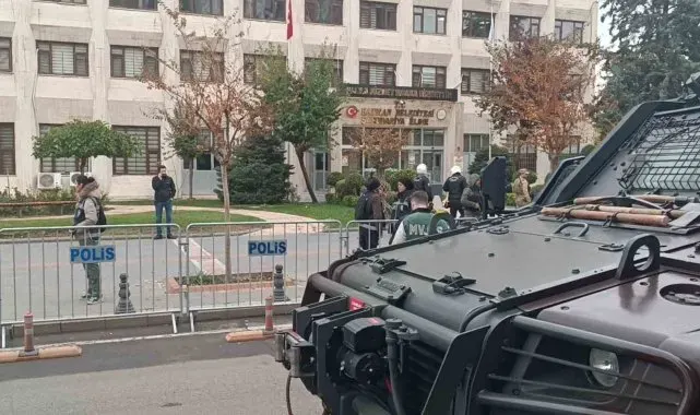Batman'da belediye önünde kontak kapatan 5 otobüs şoförü hakkında tahkikat başlatıldı